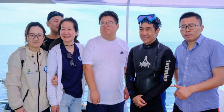 Foto bersama setelah penyelaman di proyek terumbu karang buatan di Pulau Bonetambung, Rabu (18/06). Turut hadir Rektor Unhas, yang juga merupakan Guru Besar FIKP, Prof Jamaluddin Jompa. Foto : IDENTITAS/Adrian