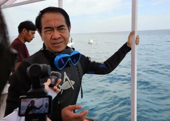 Prof Jamaluddin Jompa sesaat setelah menyelam untuk memantau langsung kondisi terumbu karang buatan di Pulau Bonetambung, Rabu (18/6). Foto : IDENTITAS/Adrian