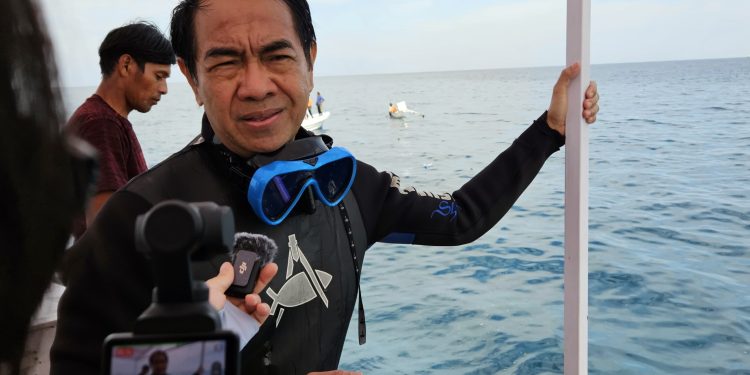 Prof Jamaluddin Jompa sesaat setelah menyelam untuk memantau langsung kondisi terumbu karang buatan di Pulau Bonetambung, Rabu (18/6). Foto : IDENTITAS/Adrian