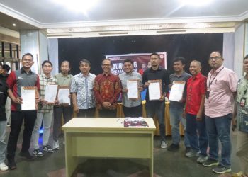 Foto bersama setelah peluncuran tim Unhas FC dan penandatanganan kontrak dengan para pelatih di lantai dasar Gedung Rektorat Unhas, Kamis (19/06). Foto: Dokumentasi Pribadi