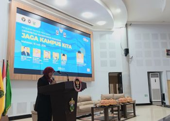 Sambutan oleh Wakil Rektor Bidang SDM, Alumni, dan Sistem Informasi Unhas, Prof Dr Farida Patittingi SH MHum dalam seminar FKPT di Aula Prof A Amiruddin FK Unhas, Rabu (18/06). Foto: IDENTITAS/Aynun Lutfiya