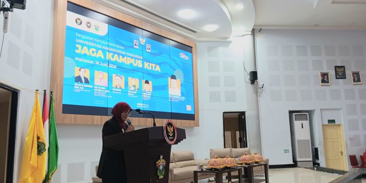 Sambutan oleh Wakil Rektor Bidang SDM, Alumni, dan Sistem Informasi Unhas, Prof Dr Farida Patittingi SH MHum dalam seminar FKPT di Aula Prof A Amiruddin FK Unhas, Rabu (18/06). Foto: IDENTITAS/Aynun Lutfiya