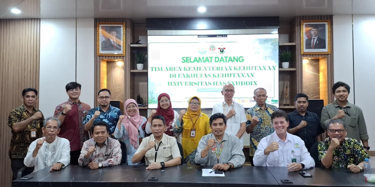 Rombongan Kemenhut dan Fakultas Kehutanan Unhas pasca pertemuan peluang kerja sama pengembangan aren, Jumat (20/06). Foto: Dokumentasi pribadi