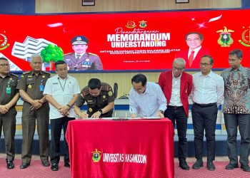 Sesi Penandatangan MoU oleh Kepala Kejati Sulsel dan Rektor Unhas di Ruang Rapat Senat , Gedung Rektorat Unhas. Senin (23/06). Foto: IDENTITAS/Masyita