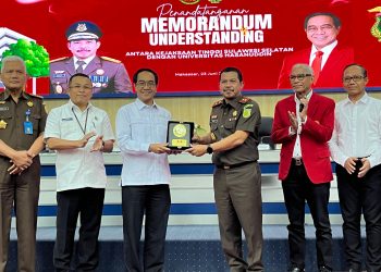 Penyerahan plakat penghargaan dari Kejati Sulsel untuk Unhas setelah penandatanganan MoU di Ruang Rapat Senat, Gedung Rektorat Unhas, Senin (23/06). Foto: IDENTITAS/Masyita