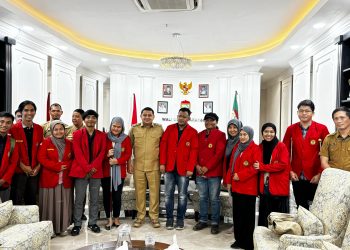 Foto bersama pasca audiensi Pusdis Unhas dengan Wali Kota Makassar di Balai Kota Makassar, Selasa (24/06). Pusdis Unhas akan merayakan HUT ke-2 dan akan dirangkaikan dengan deklarasi Makassar Kota Wisata Inklusi. Foto: Dokumentasi pribadi
