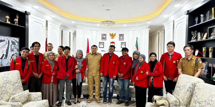 Foto bersama pasca audiensi Pusdis Unhas dengan Wali Kota Makassar di Balai Kota Makassar, Selasa (24/06). Pusdis Unhas akan merayakan HUT ke-2 dan akan dirangkaikan dengan deklarasi Makassar Kota Wisata Inklusi. Foto: Dokumentasi pribadi