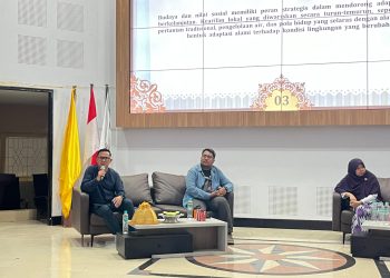 Potret Muh Adnan Kasogi SSos MSi memaparkan materinya pada Hasanuddin Conference di Auditorium Prof A Amiruddin, Kamis (14/06). Foto: IDENTITAS/Syahrial.