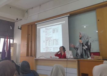 Andi Tenri Ayu Rahman S Gz M Sc menyampaikan materi dalam rangkaian kegiatan Nutrition Skill Upgrade (NSU) Vol. 2 yang diadakan oleh Forum Mahasiswa Gizi FKM Unhas, Sabtu (14/06). Foto: Dokumentasi pribadi
