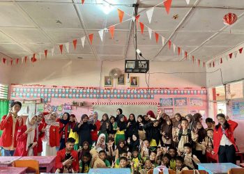 Foto bersama mahasiswa dengan siswa sekolah dasar dalam kegiatan Bakti Veteriner, Sabtu (14/06) Foto: Dokumentasi Pribadi