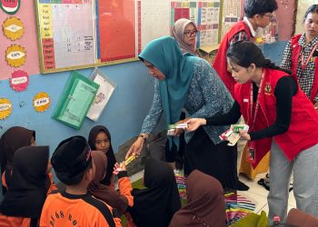 Potret mahasiswa KKN-PK Unhas bersama Guru SD Negeri 68 Bonde saat membagikan bingkisan, Jumat (18/07). Foto: Dokumentasi pribadi