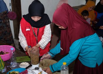 Mahasiswa bersama warga Desa Mattiro Ade saat membuat produk ramah lingkungan, Senin (21/07). Foto: Dokumentasi pribadi