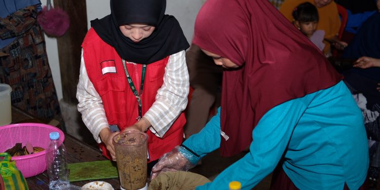 Mahasiswa bersama warga Desa Mattiro Ade saat membuat produk ramah lingkungan, Senin (21/07). Foto: Dokumentasi pribadi