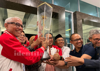 Para pimpinan Unhas menyambut Piala Adhikarta Kertawidya saat penyambutan kontingen Pimnas Unhas di Hotel Unhas, Sabtu (19/10/2024). Unhas didapuk menjadi juara umum Pimnas ke-37 yang berlangsung di Universitas Airlangga, Surabaya. Foto: IDENTITAS/Alf