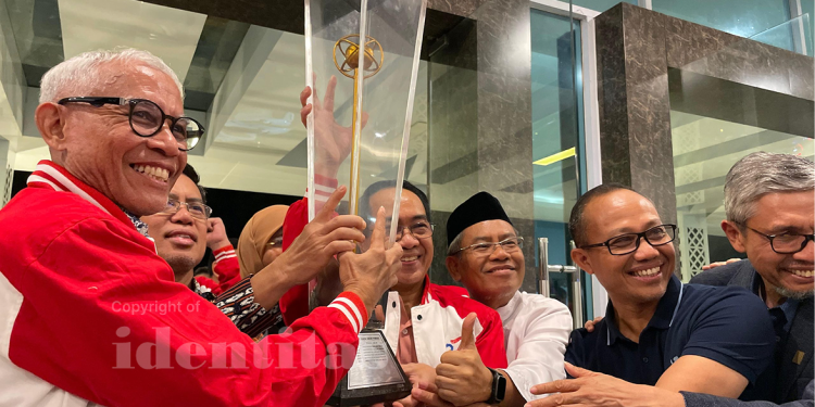 Para pimpinan Unhas menyambut Piala Adhikarta Kertawidya saat penyambutan kontingen Pimnas Unhas di Hotel Unhas, Sabtu (19/10/2024). Unhas didapuk menjadi juara umum Pimnas ke-37 yang berlangsung di Universitas Airlangga, Surabaya. Foto: IDENTITAS/Alf