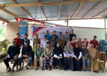 Foto mahasiswa KKN Unhas bersama warga Desa Limboro Rambu dalam Seminar Program Kerja, Kamis (17/07). Foto: Dokumentasi Pribadi