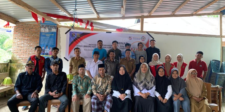 Foto mahasiswa KKN Unhas bersama warga Desa Limboro Rambu dalam Seminar Program Kerja, Kamis (17/07). Foto: Dokumentasi Pribadi