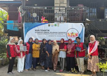Foto bersama mahasiswa KKN-T dengan pelaku UMKM Desa Tadokkong, Kamis (17/07). Foto: Dokumentasi pribadi
