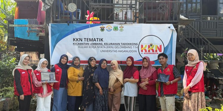 Foto bersama mahasiswa KKN-T dengan pelaku UMKM Desa Tadokkong, Kamis (17/07). Foto: Dokumentasi pribadi