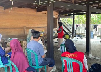 Gerakan Zero Waste, Mahasiswa KKN-T Manfaatkan Limbah Ikan Jadi Pupuk Organik Cair