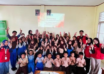 Foto bersama mahasiswa dengan siswa SD Negeri 31 Morowa, Desa Bonto Mate'ne, Kabupaten Bantaeng, Jumat, (18/07). Foto: Dokumentasi pribadi