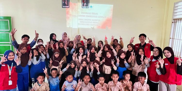 Foto bersama mahasiswa dengan siswa SD Negeri 31 Morowa, Desa Bonto Mate'ne, Kabupaten Bantaeng, Jumat, (18/07). Foto: Dokumentasi pribadi