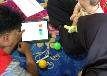 Potret mahasiswa KKN-PK Unhas saat melakukan pemantauan tumbuh kembang anak di Karatuang. Foto: Dokumentasi pribadi