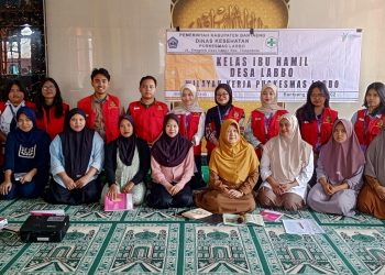 Mahasiswa dan peserta edukasi saat sesi foto bersama setelah kegiatan Asupan Bumil Cerdas di Masjid Nurul Jabal, Dusun Labbo, Selasa (22/07). Foto: Dokumentasi pribadi