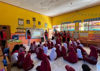 Mahasiswa KKN-PK Unhas saat memberikan edukasi di SDN 30 Pammelangan, Rabu (23/07). Foto: Dokumentasi pribadi