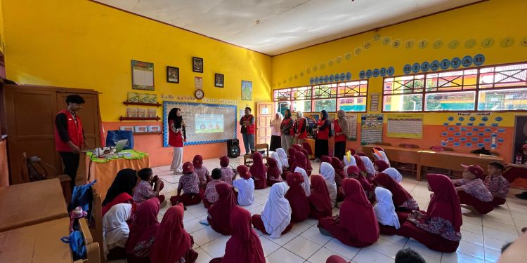 Mahasiswa KKN-PK Unhas saat memberikan edukasi di SDN 30 Pammelangan, Rabu (23/07). Foto: Dokumentasi pribadi