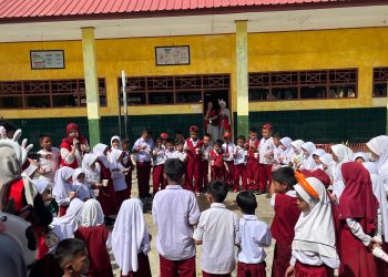 Potret siswa SDN 30 Pammelangan yang melingkar saat melakukan praktik menyikat gigi, Selasa (22/07). Foto: Dokumentasi pribadi