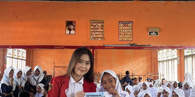 Potret mahasiswa KKN Unhas bersama siswa SMP Negeri 39 Bulukumba dalam penyuluhan, Kamis (17/07). Foto: Dokumentasi pribadi