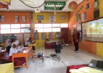 Mahasiswa KKN saat memberikan edukasi di Bahaya Rabies di SDN 30 Pammelangan, Selasa (22/07). Foto: Dokumentasi pribadi