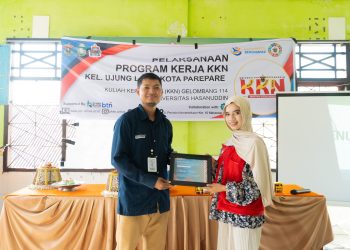 Mahasiswa KKN-T Unhas memberikan sertifikat sebagai bentuk apresiasi kepada pembicara setelah penyuluhan, Senin (21/07). Foto: Dokumentasi pribadi