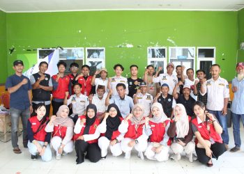 Mahasiswa KKN-PK Unhas dan masyarakat saat sesi foto bersama di Kantor Desa Bontomate’ne, Kecamatan Turatea, Kabupaten Jeneponto, Senin (21/07). Foto: Dokumentasi pribadi