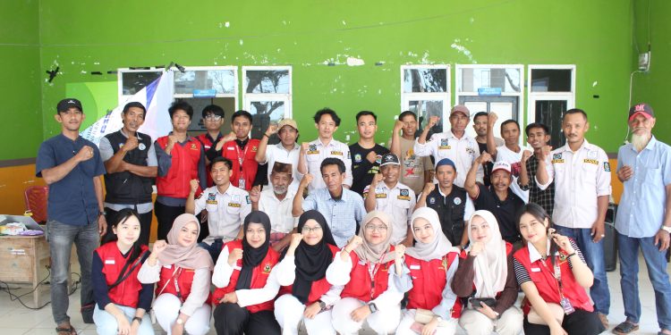 Mahasiswa KKN-PK Unhas dan masyarakat saat sesi foto bersama di Kantor Desa Bontomate’ne, Kecamatan Turatea, Kabupaten Jeneponto, Senin (21/07). Foto: Dokumentasi pribadi