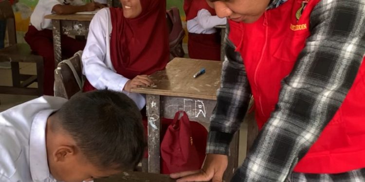 Mahasiswa KKN Unhas Tanamkan Semangat Menabung Sejak Dini di SDN 292 Tonyamang