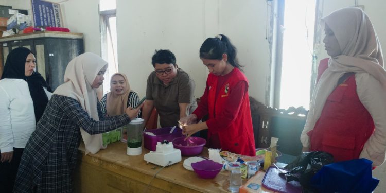 Mahasiswa KKN-T Unhas Olah Beras dan Daun Kelor Jadi Kerupuk Morizza