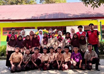 Foto bersama para siswa pasca Nonton Bareng (Nobar) di SD Inpres Sari Te’ne, Kabupaten Gowa, Sabtu (26/07)
