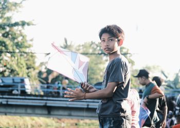 Seorang Anak Memegang Layangan Bersiap Untuk Menerbangkan