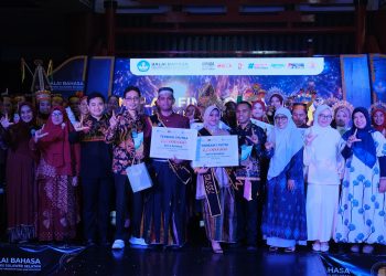 Para finalis Duta Bahasa Sulawesi Selatan dan Barat bersama juri pada Malam Final Raya Duta Bahasa Sulselbar 2025 di Mal Phinisi Point, Minggu (29/06). Foto: IDENTITAS/Andika Wijaya