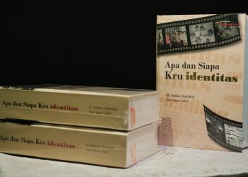 Buku Apa dan Siapa Kru identitas. Foto: IDENTITAS/Ismail Basri
