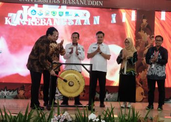 Plt. Direktur Belmawan Kemdiktisaintek, Berry Juliandi memukul gong sebagai tanda pembukaan resmi KKN Kebangsaan 2025 di Aula KHDTK Hutan Pendidikan Unhas, Rabu (02/07). Foto:IDENTITAS/Marcha Nurul Fadila Jalil