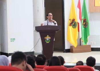 Rektor Unhas, Prof Jamaluddin Jompa dalam Kick-Off PKM 2025 yang berlangsung di Auditorium Prof Amiruddin, FK Unhas, Senin (07/07). Foto: IDENTITAS/Andika Wijaya