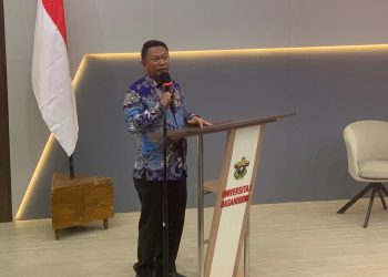 Wakil Rektor 4 Unhas dalam presentasi kunjungan kerja Wamendiktisaintek di Arsjad Rasjid Lecture Theater, Senin (07/07). Foto: IDENTITAS/Fadhlil Azhim
