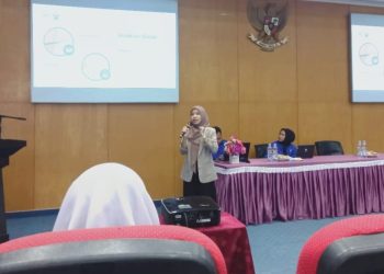 Mustika Alimuddin saat memaparkan materi penulisan esai Beasiswa Unggulan S1 dalam kegiatan Bimbingan Teknik Penulisan Esai dan Proposal di Gedung Ipteks Unhas, Rabu (09/07). Foto: IDENTITAS/Hidayat Mahdi Pahany