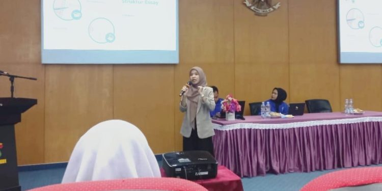 Mustika Alimuddin saat memaparkan materi penulisan esai Beasiswa Unggulan S1 dalam kegiatan Bimbingan Teknik Penulisan Esai dan Proposal di Gedung Ipteks Unhas, Rabu (09/07). Foto: IDENTITAS/Hidayat Mahdi Pahany