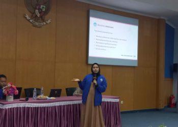 Potret Dr Andi Adisaturrahimi SPd MPd saat memaparkan materinya dalam kegiatan Bimtek yang berlangsung di Gedung Ipteks Unhas, Rabu (09/07). Foto: IDENTITAS/Hidayat Mahdi Pahany