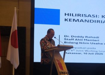 Potret Pemaparan Materi oleh Dr Ir Doddy Rahadi MT Pada The 6th Japan Indonesia Rectors Conference di Ballroom Hotel Unhas, Kamis (10/07). Foto: IDENTITAS/Aqifah Naylah Alifya Safar