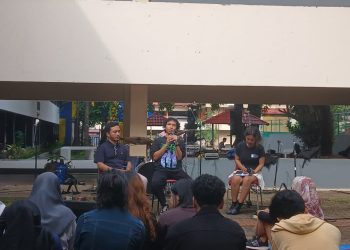 Alumni Antropologi Unhas, Saleh Hariwibowo (tengah) saat menjadi narasumber dalam diskusi Memoriabilia Talks di Koridor FIS III-109, FISIP Unhas, Minggu (13/07). Foto/IDENTITAS/Aqifah Naylah Alifya Safar.